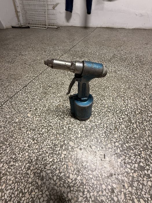 Zrywarka nitownica pneumatyczna