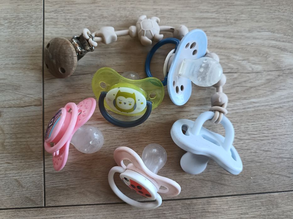 Smoczki uspokajające  + przypinka