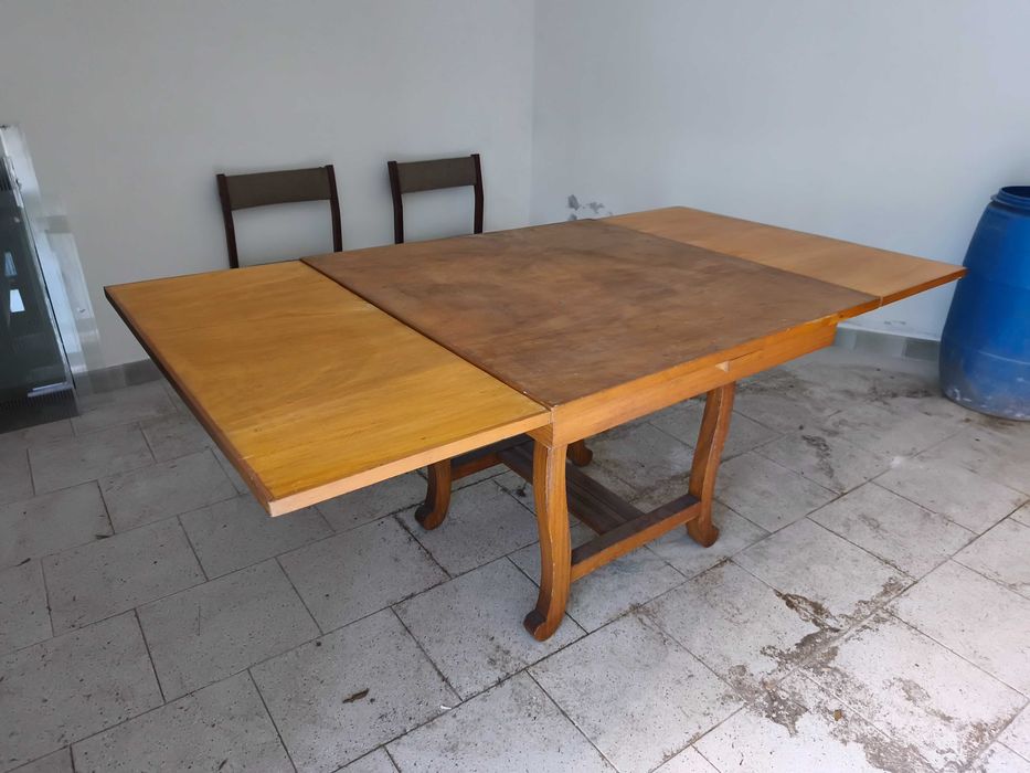 Mesa em madeira em bom estado