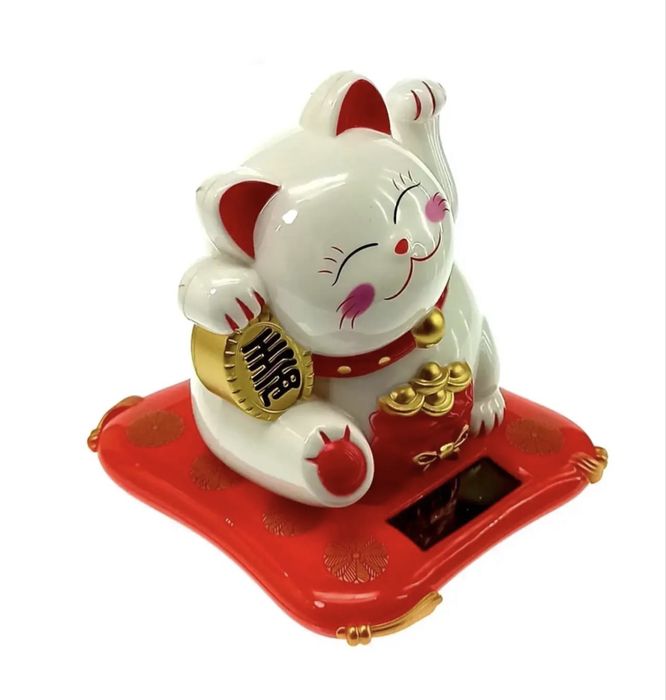 Кішка Манекі-неко на сонячній батареї з чашами багатства