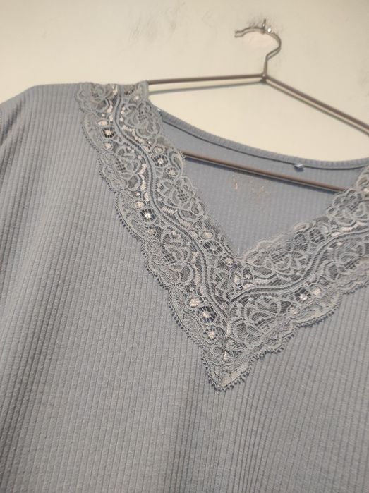 Niebieska prążkowana bluzka z koronką