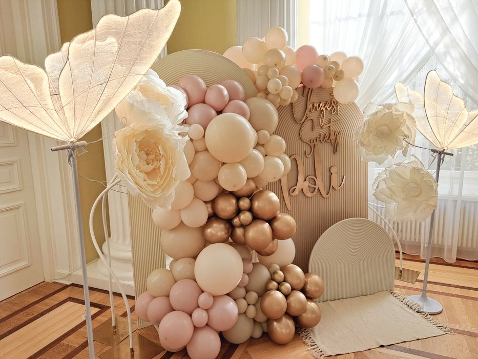 Ścianka motyle led dekoracja balonowa kwiaty