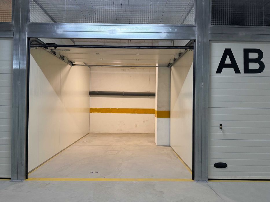 Arrendamento de garagem na Rua Dona Glória de Castro, 43