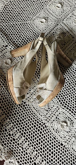 Buty na wysokiej koturnie