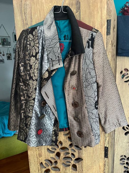 Casaco Desigual com botões trabalhados