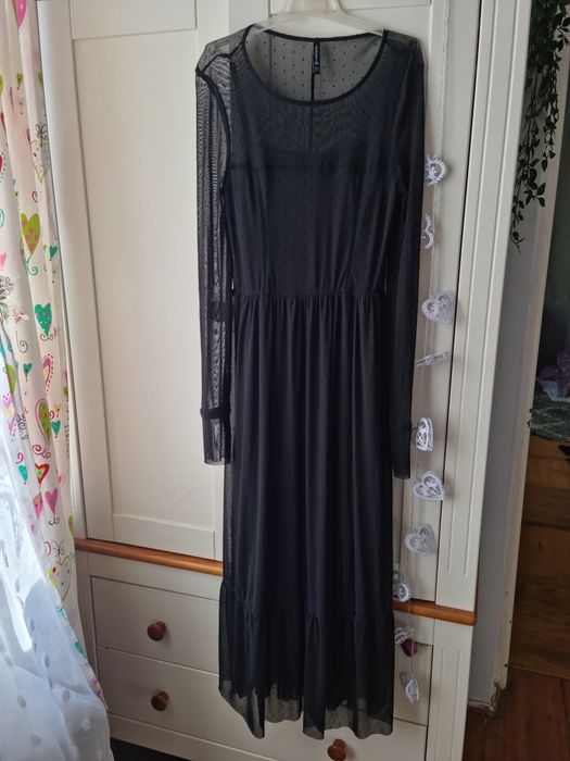 Długa sukienka z siateczki w kropeczki