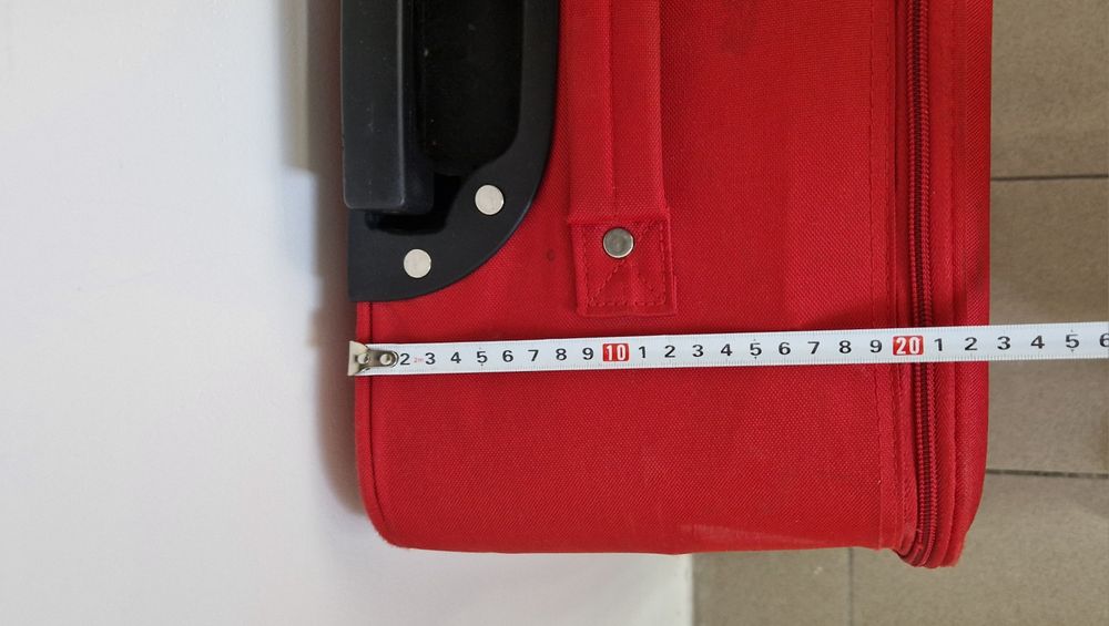 Walizka podróżna czerwona na 4 kółkach materiałowa