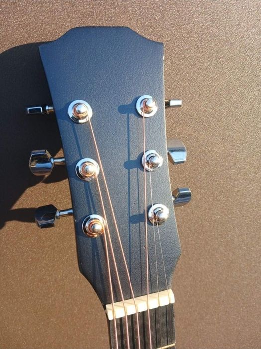 Шестиструнная акустическая  гитара новая в упаковке 6 струн