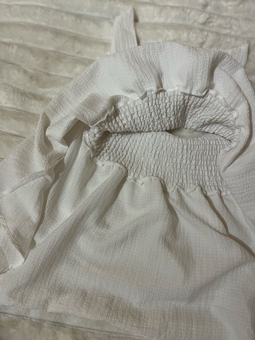 Миленька біла спідниця з бантиком позаду