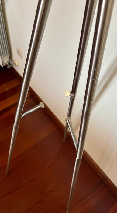 Cabide de Pé IKEA Knippe (Aço Escovado) – Estado Impecável