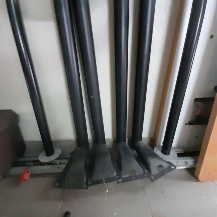Secretaria madeira com 4 pés metalicos