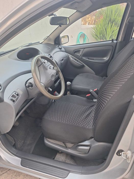 Toyota Yaris 2001 em bom estado