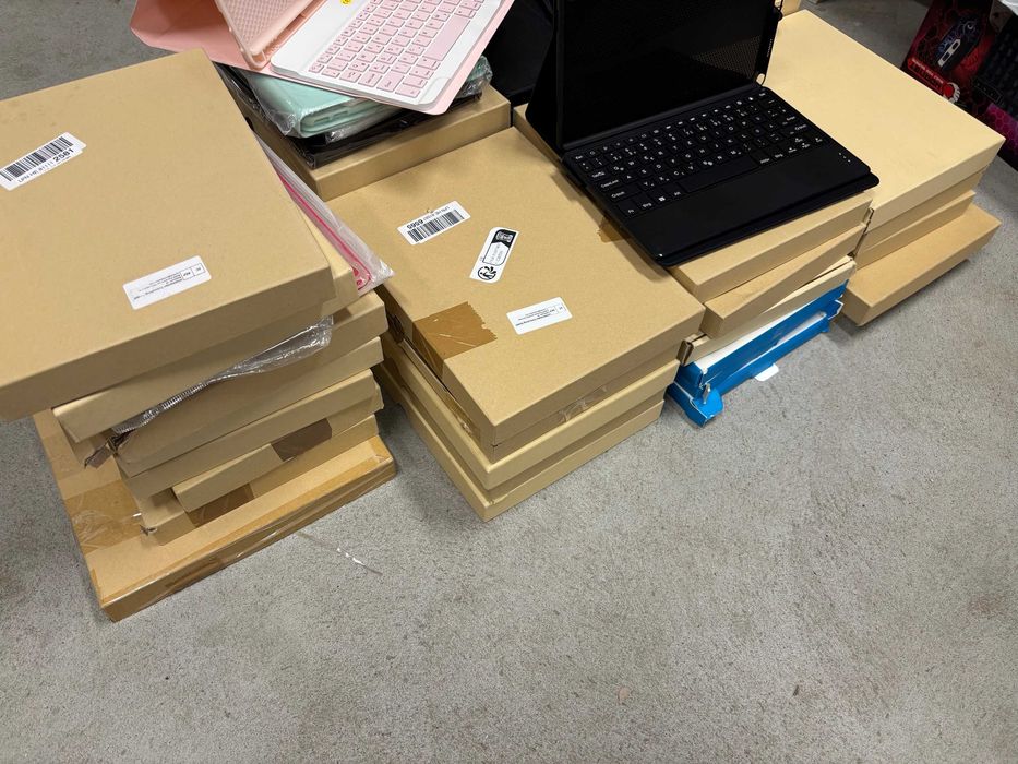 Etui z klawiaturą do tabletów mix 45szt.