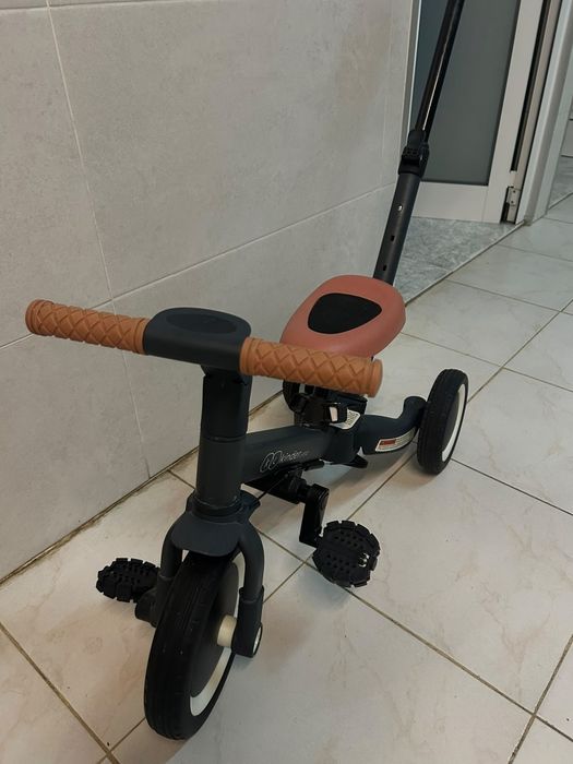 Triciclo com pedais