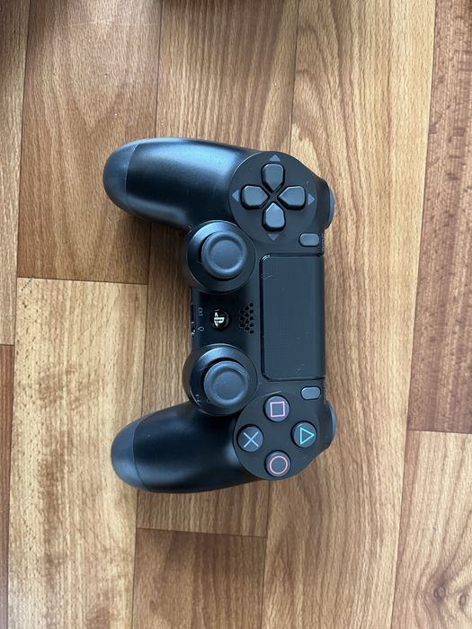 PlayStation 4 Slim 1 Tb + 2 джостика