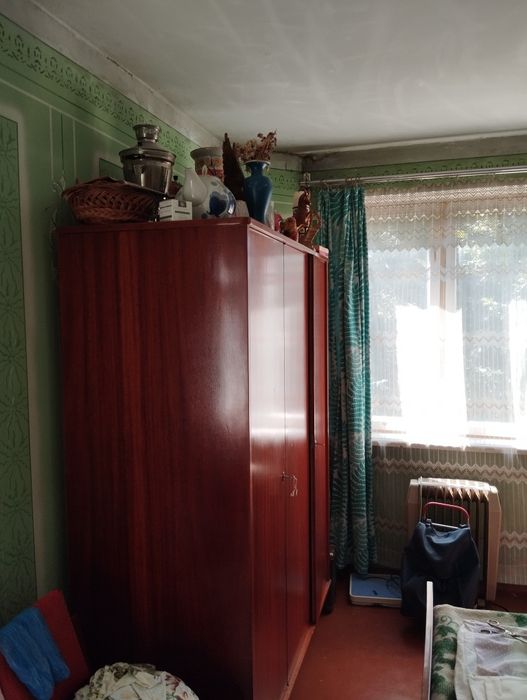 Продається трьох кімната квартира в центрі міста.