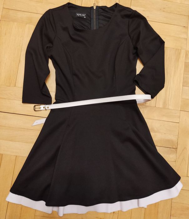 Czarna klasyczna sukienka z białą podszewką mała czarna