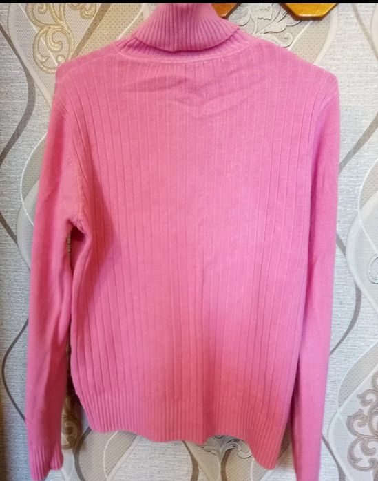 Różowy golf sweter