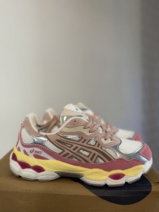 жіночі/дівчачі кросівки Asics gel nyc rose water 38/24см