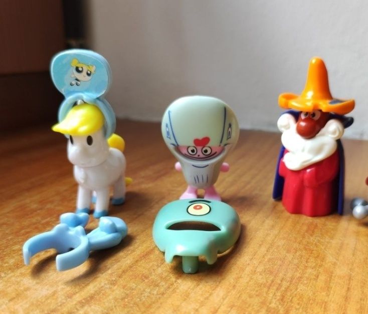 Різні іграшки Кіндер kinder. Дивіться фото.