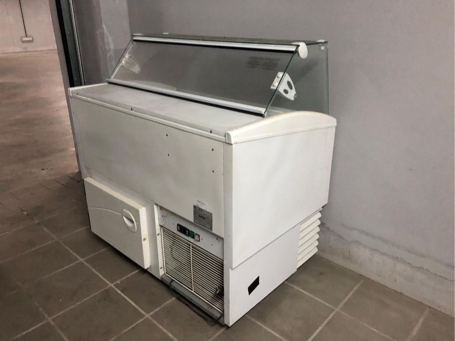 Vitrine, arca, maquina lavar industrial , bancas, …..