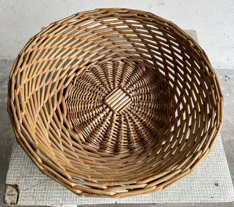 Dwa koszyki wiklinowe