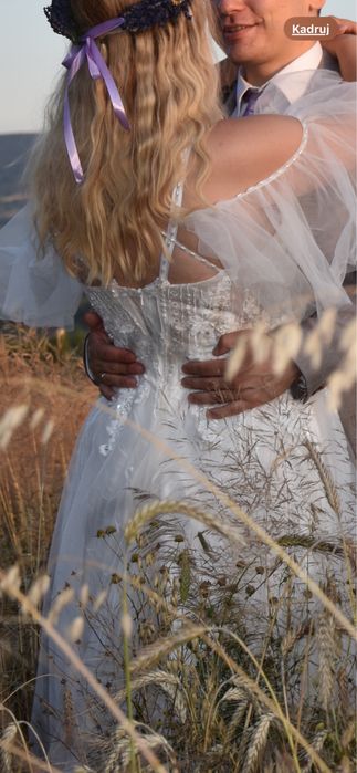 Damska biala dluga suknia ślubna koraliki rękawki