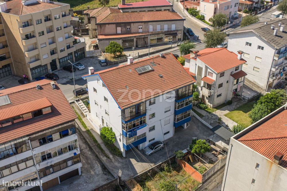 Andar moradia T3 com logradouro e garagem, em Real, Braga.