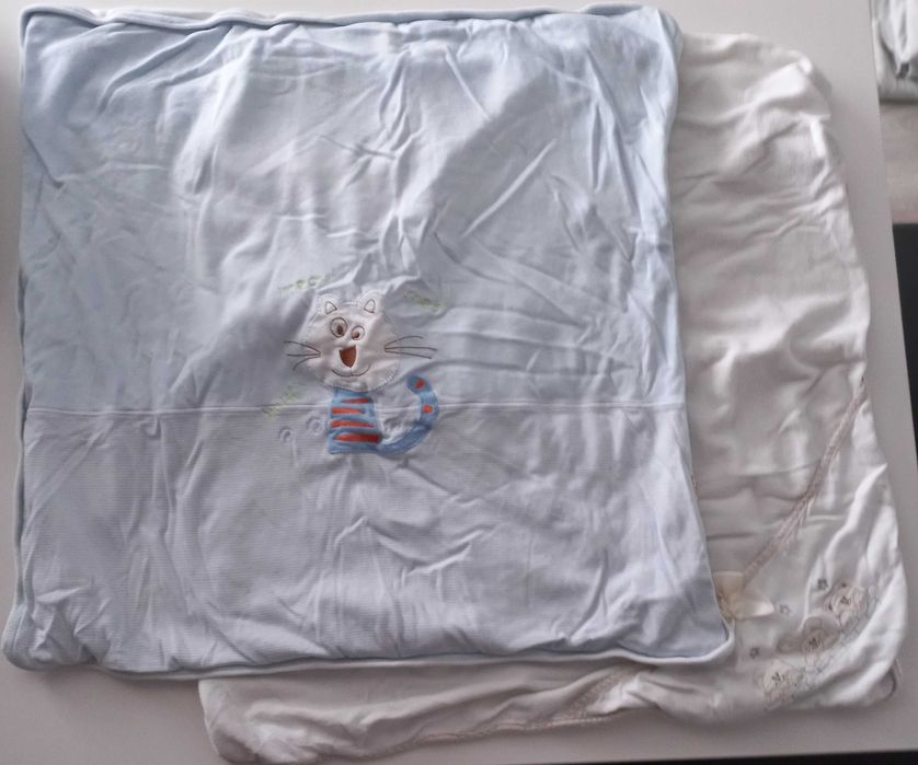 2 capas para almofada de amamentação e múltiplos paninhos