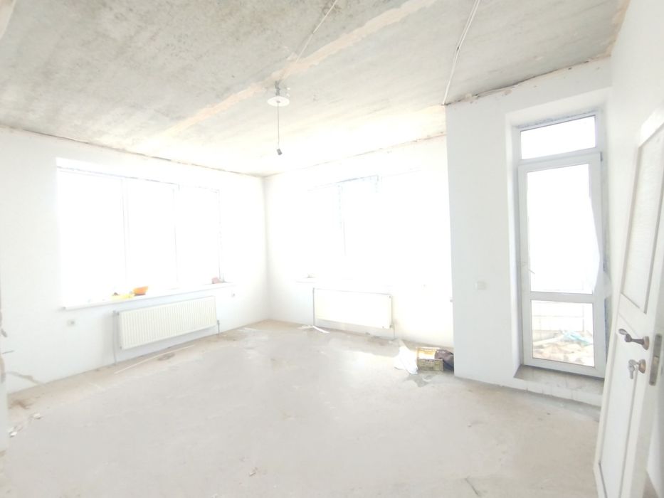 Продам новобудову 91 м² біля  центрального ринку з частковим ремонтом