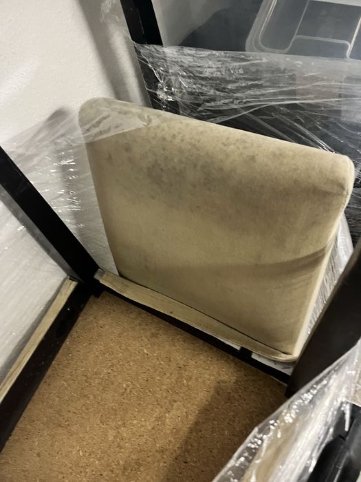 Mesa de madeora bruta com acabamento em Wengue