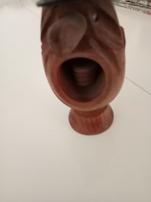 Quebra nozes em madeira.