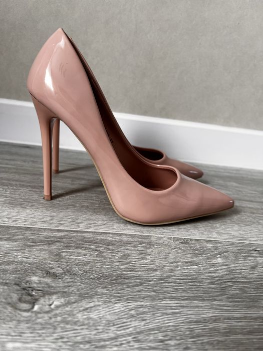 Бежеві лодочки.