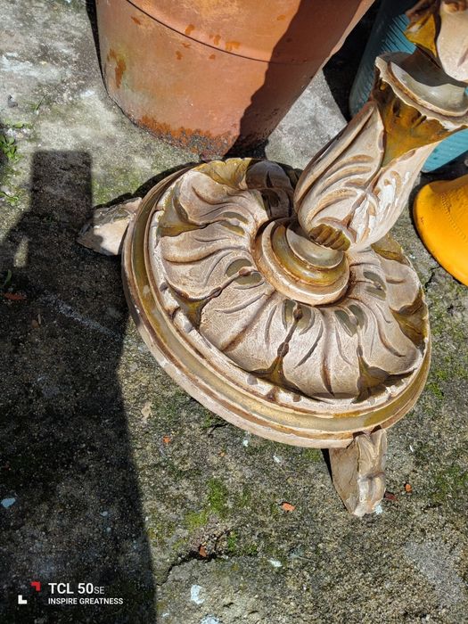 Cinzeiro de pé muito antigo, centenário.