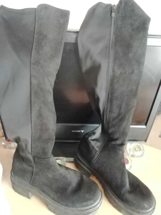 Botas de cano alto com fecho lateral