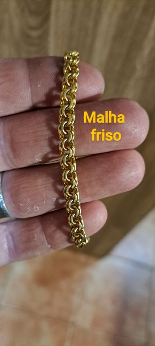 Pulseira em prata dourada.