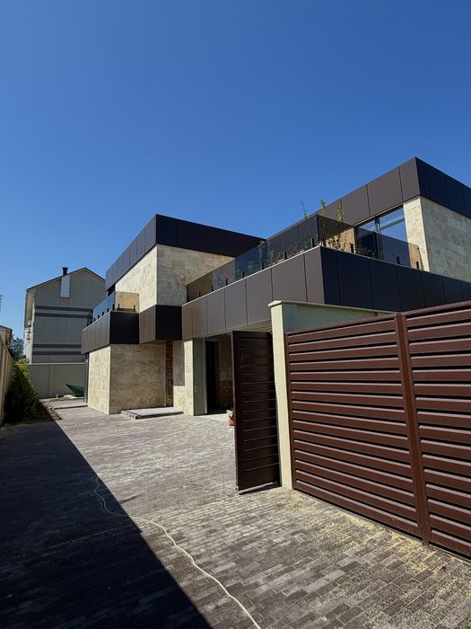 Будинок з підвалом на фонтані