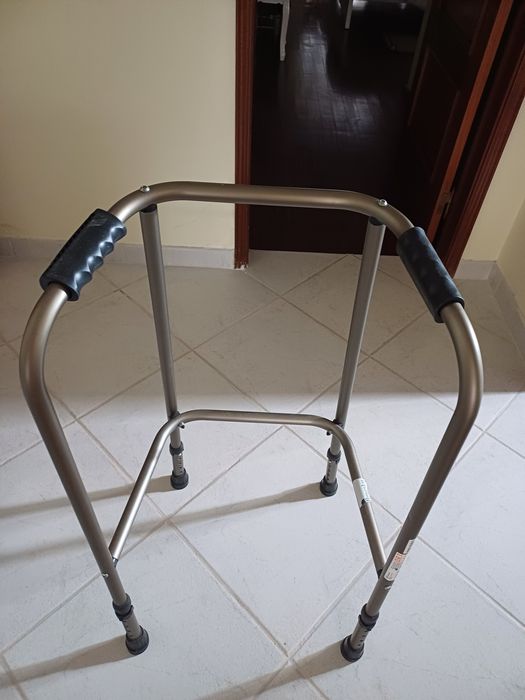 Vendo andarilho ( andador)com ajuste de altura