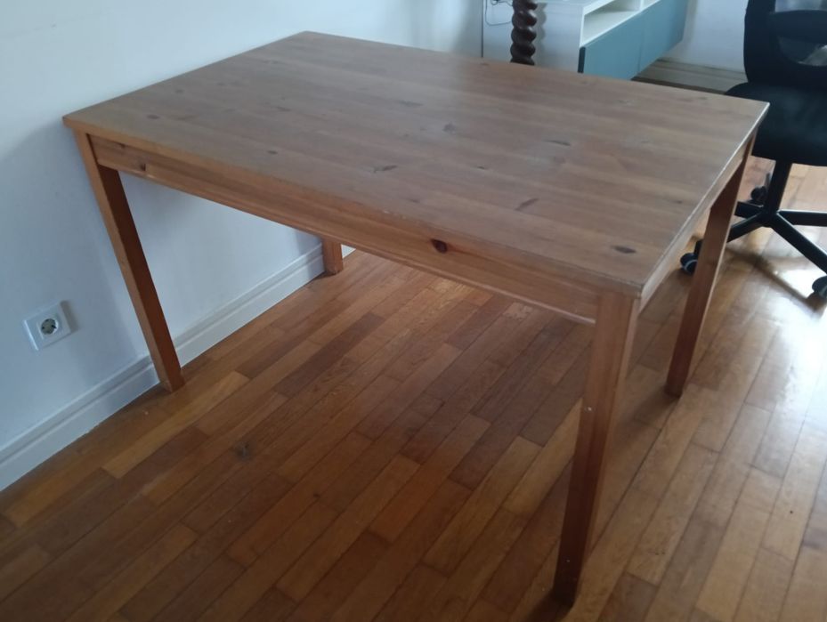 Vendo mesa de jantar IKEA HÄGERNÄS, em pinho maciço, com um bonito acabamento natural.