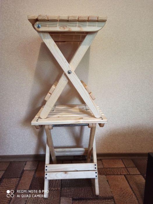 Складний стілець, міцний та зручний.
