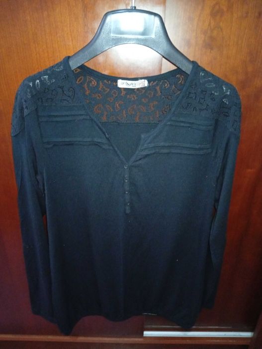 Vários artigos de roupa