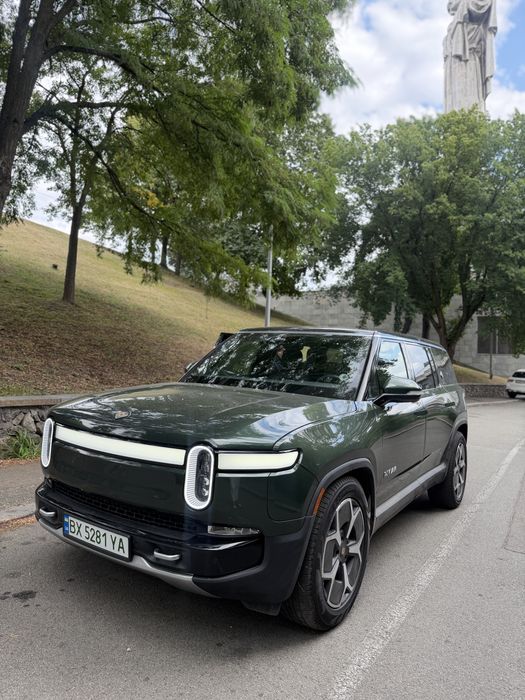 Rivian R1S автомобіль