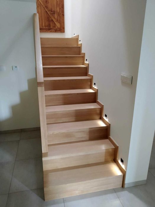 Schody drewniane dywanowe schody drewniane półkowe