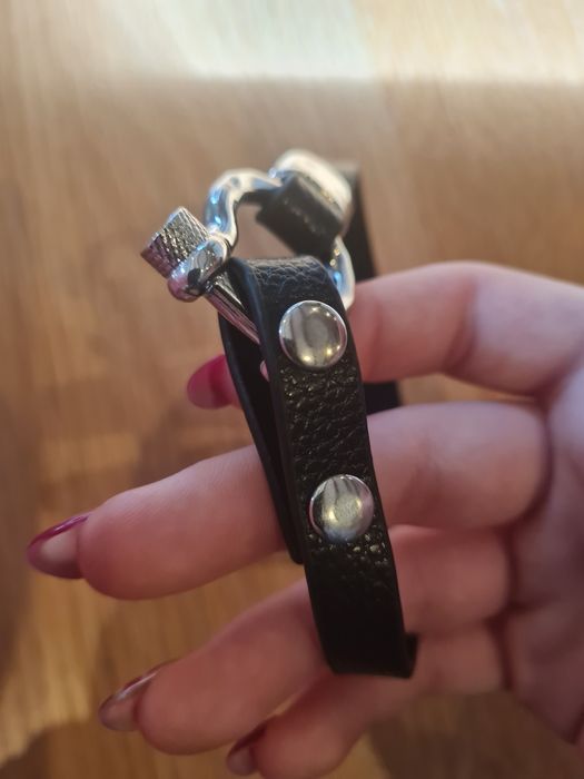 Pulseira de couro e aço