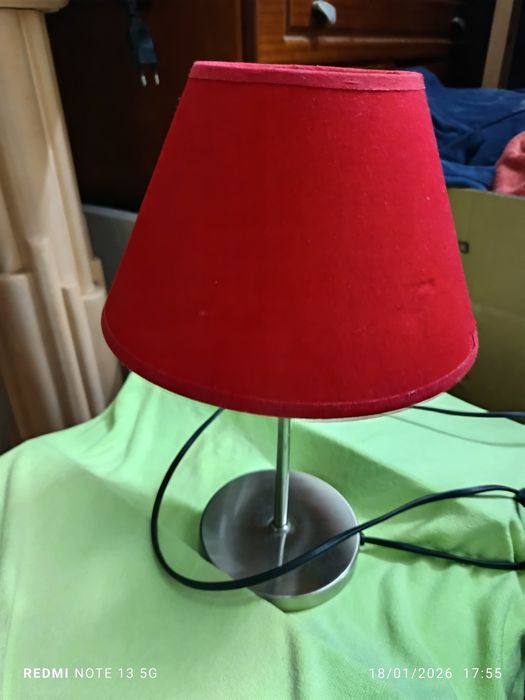 Vendo secretaria , prateleiras diversas e candeeiro