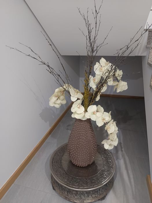 Conjunto Decorativo Completo – Mesa Oriental Metálica + Vaso e Orquídeas