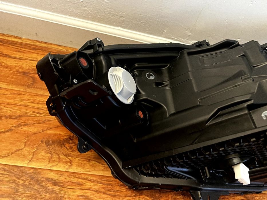 Фара Toyota bz4x права