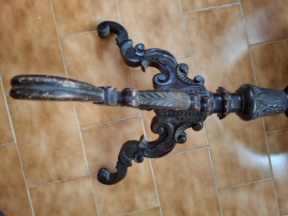 Espetacular mesa trabalhada redonda muito antiga