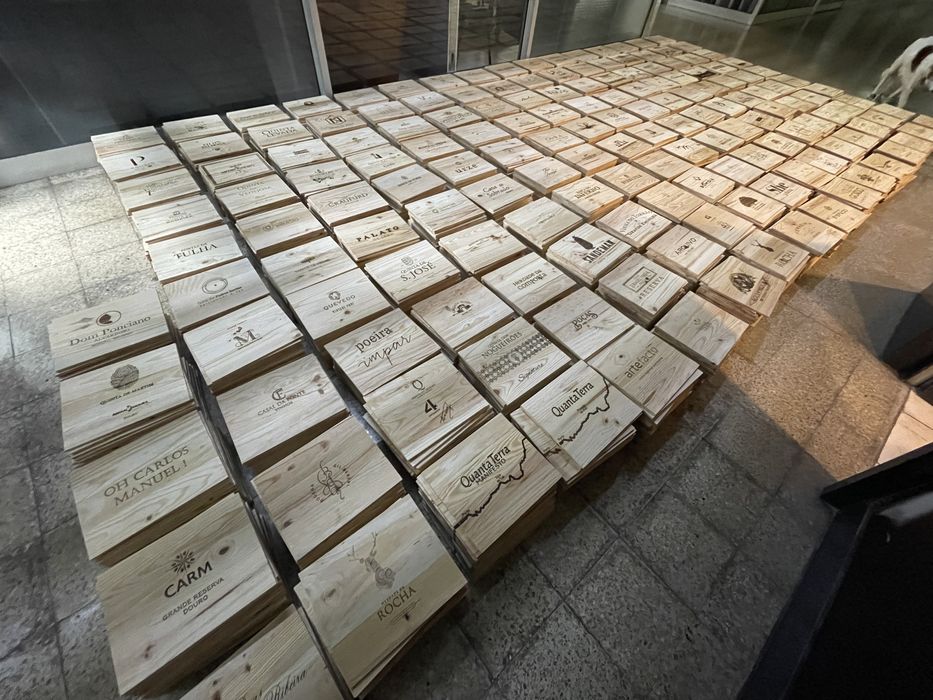Caixas e tampos de vinhos em madeira