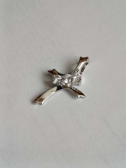 Delikatny krzyżyk z cyrkoniami Sterling Silver 925 Rodowany